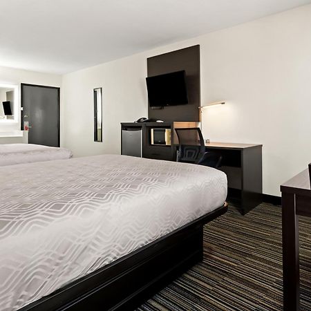 Econo Lodge Dumas Bagian luar foto