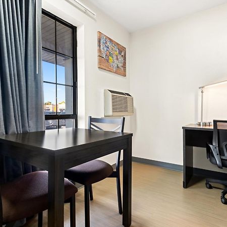 Econo Lodge Dumas Bagian luar foto